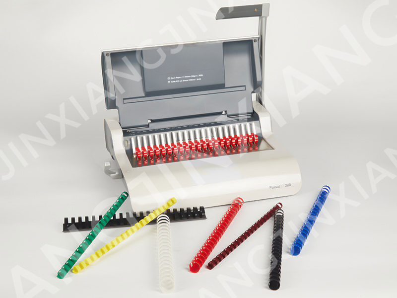 How does the binding capacity of plastic combs vary, and what factors influence the choice of comb size for a particular document?